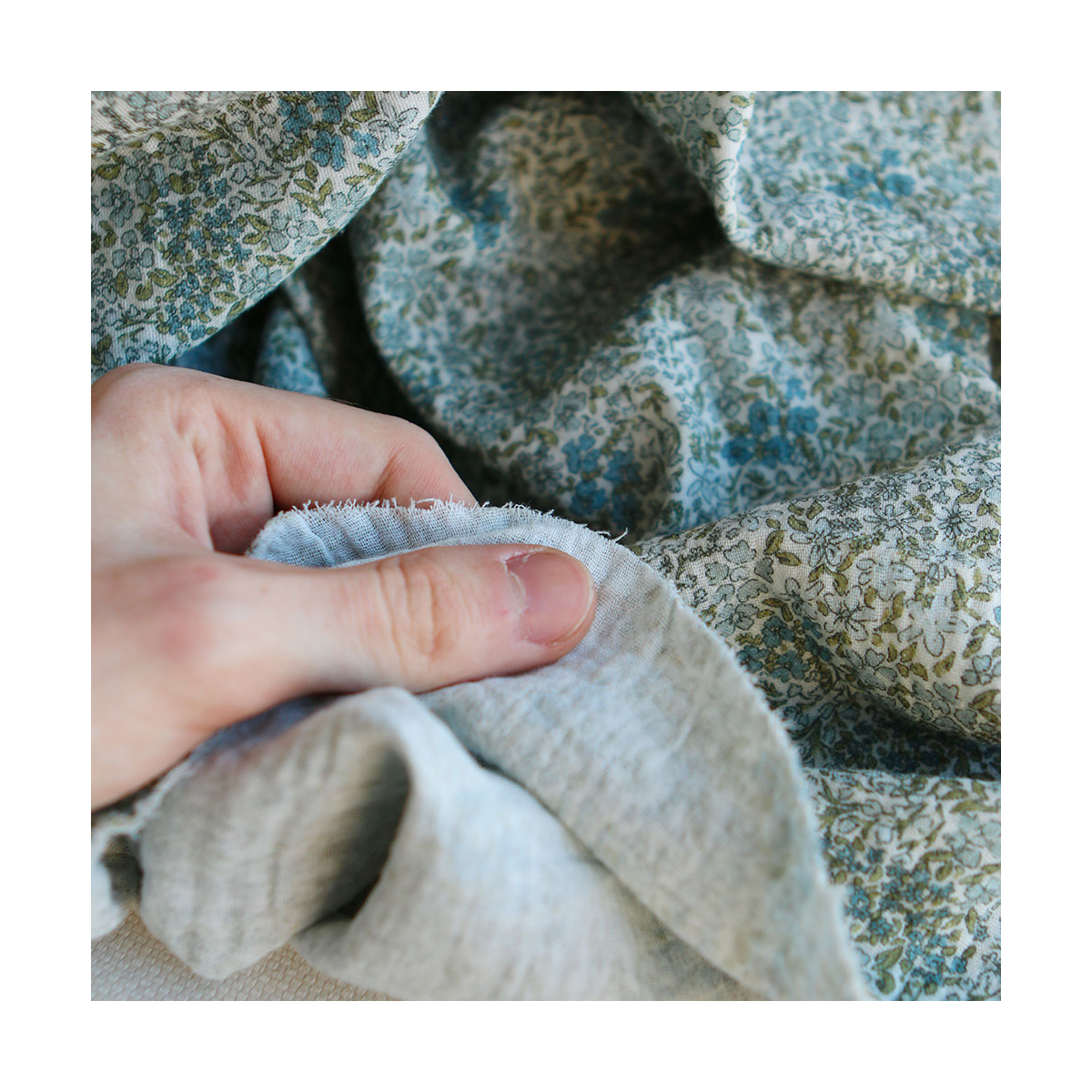 Double gaze de coton imprimé fleuri bleu