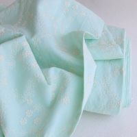 Amandine - Voile de coton broderies écru fond vert d'eau