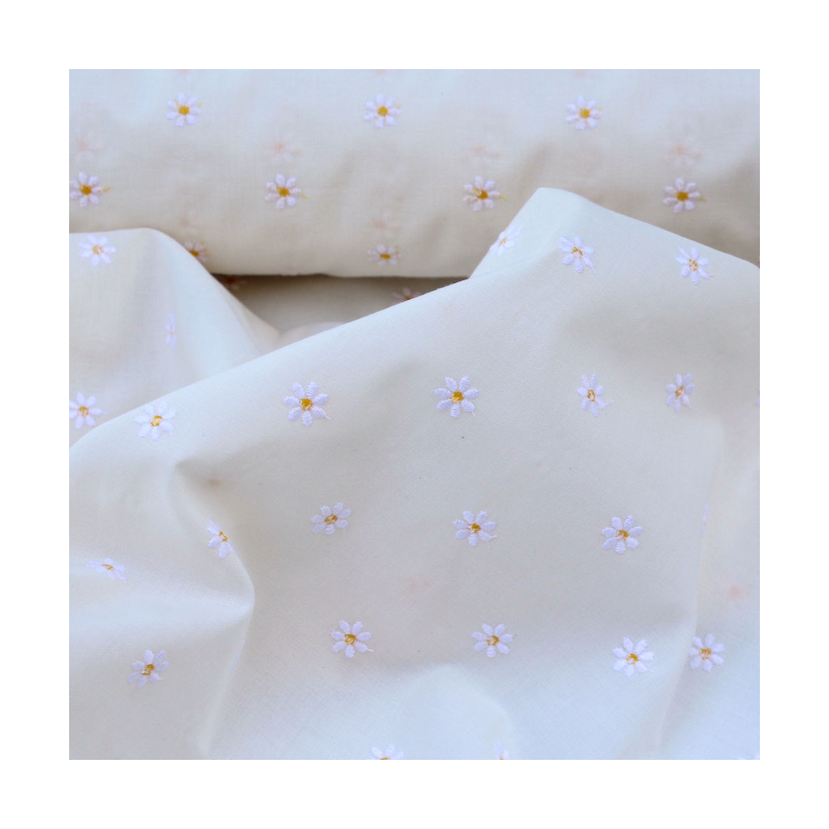 Tissu coton organique broderies fleurs pâquerettes