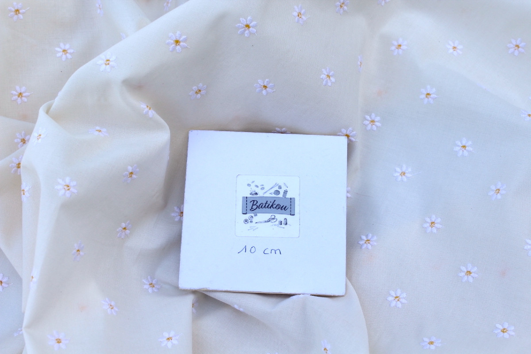 Tissu coton organique broderies fleurs pâquerettes