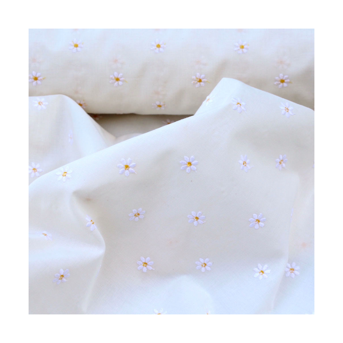 Tissu coton organique broderies fleurs pâquerettes