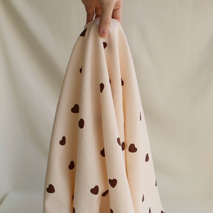 Manou - Coton lavé bio coloris vanille motif coeurs chocolat