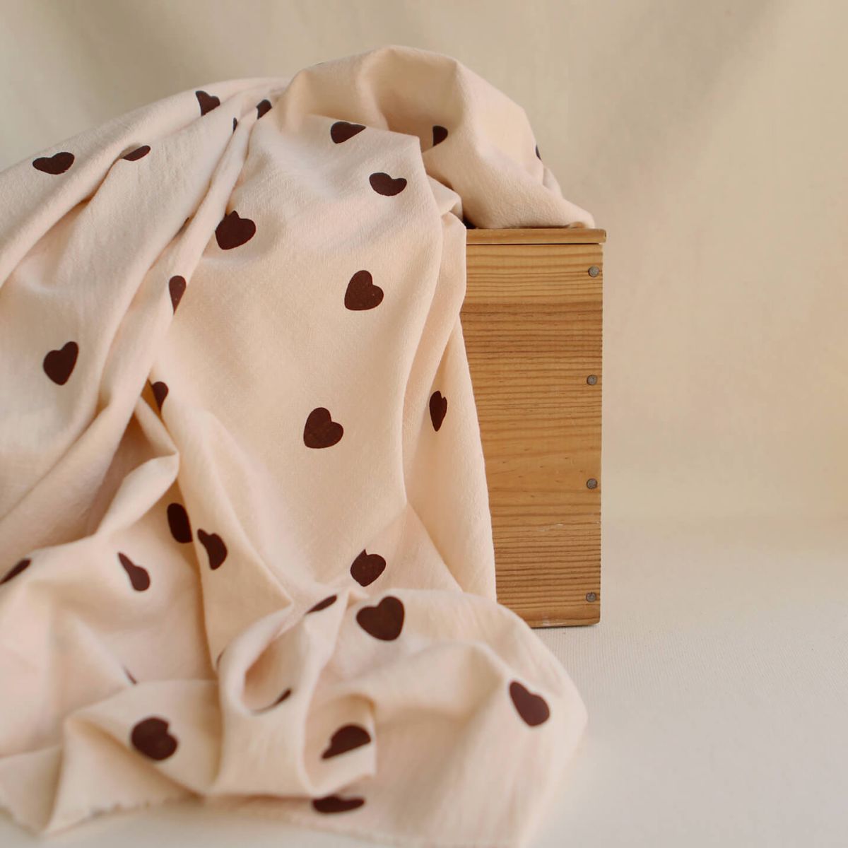Manou - Coton lavé bio coloris vanille motif coeurs chocolat