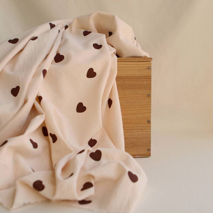 Manou - Coton lavé bio coloris vanille motif coeurs chocolat