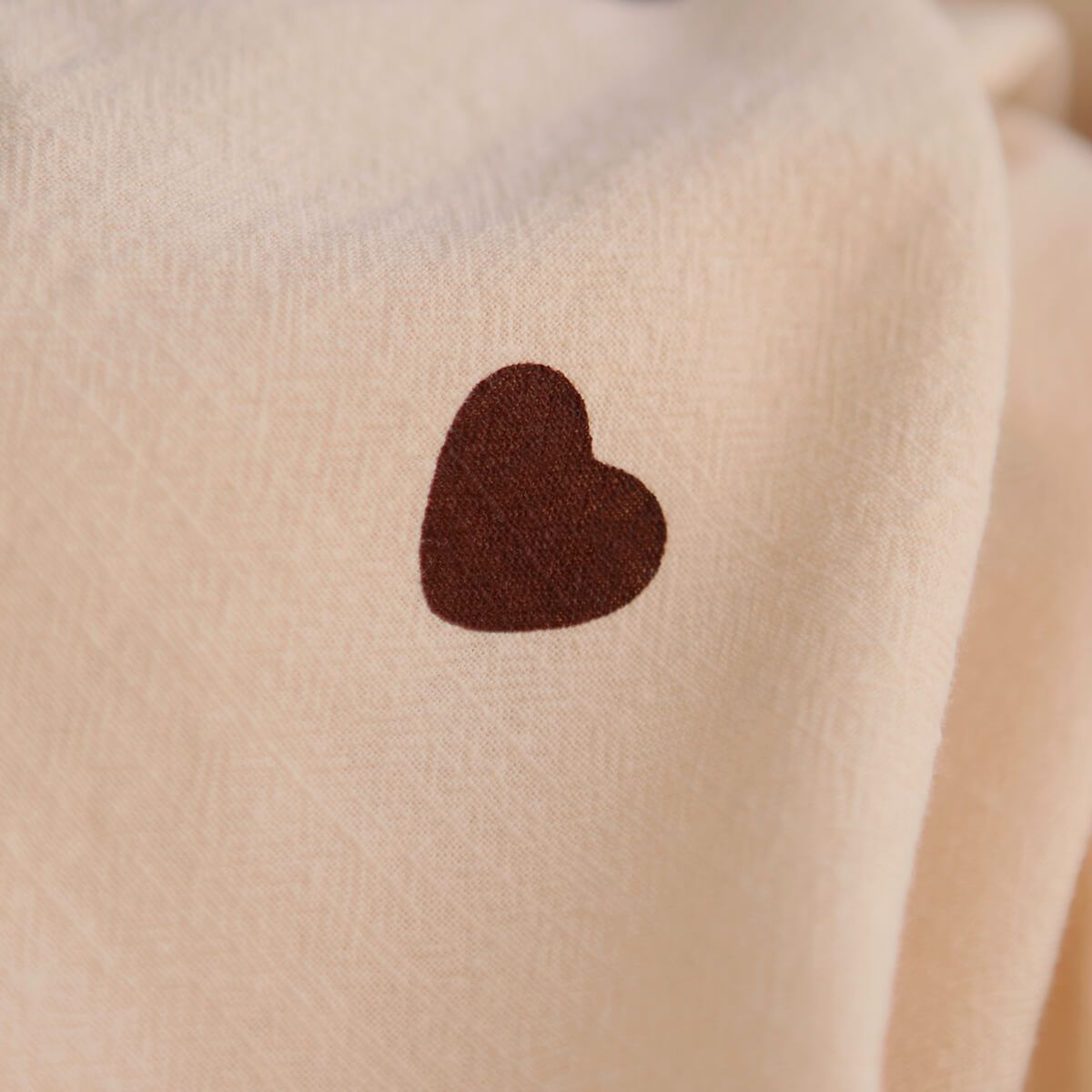 Manou - Coton lavé bio coloris vanille motif coeurs chocolat