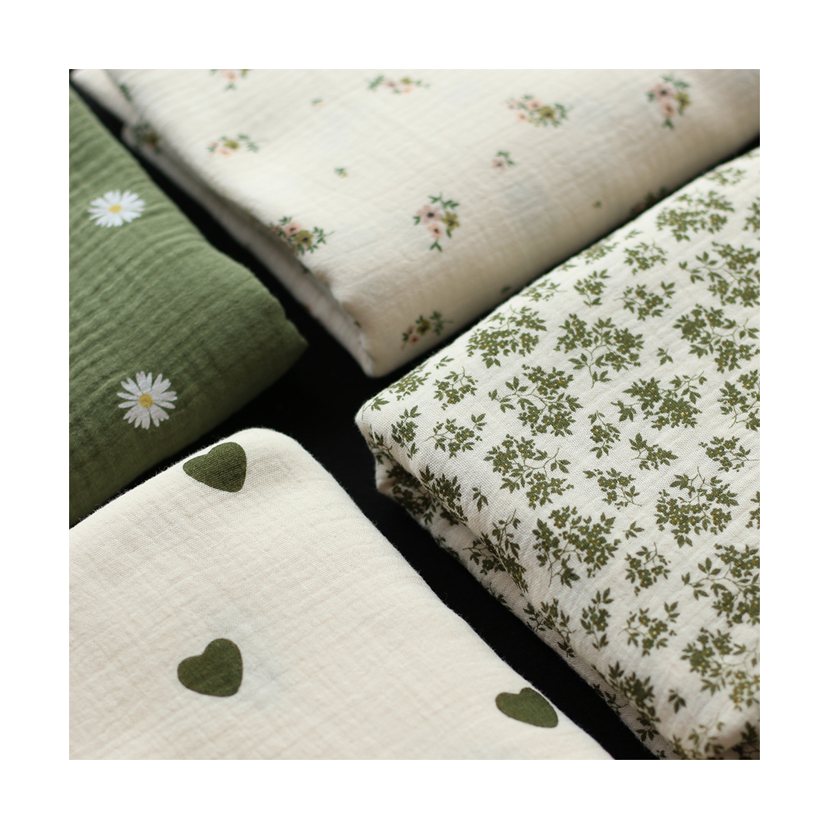 Manou - Double gaze de coton BIO exclusif écru à motif coeurs vert olive