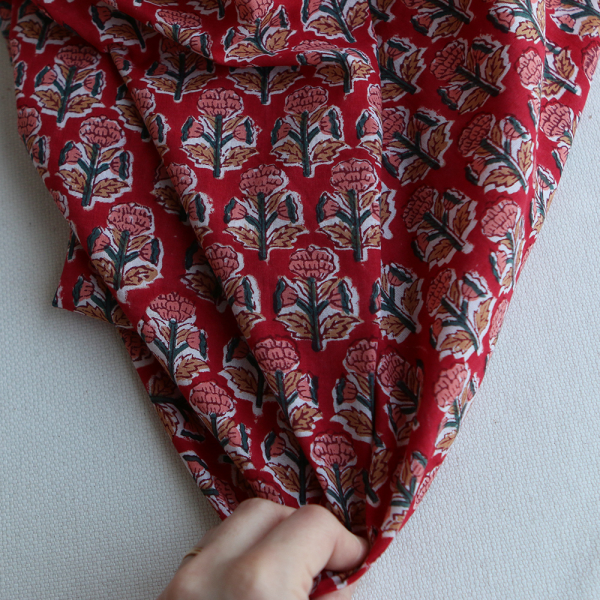 Tissu indien Chandra B rouge hand block petites fleurs rose vert 2