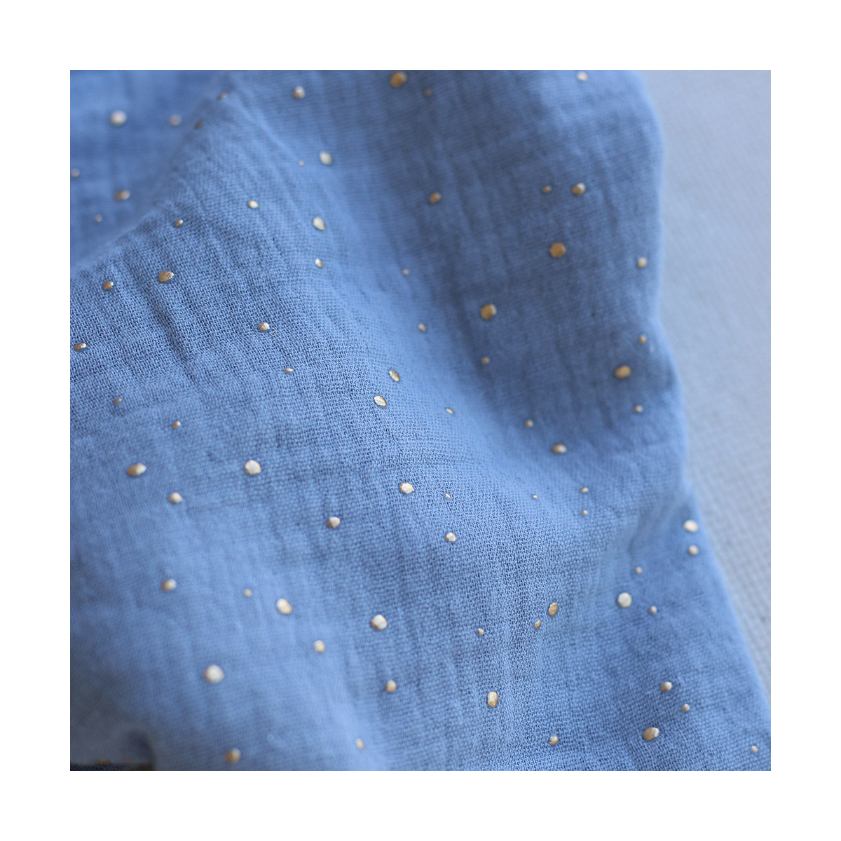 Double gaze de coton pois dorés fond bleu nuage