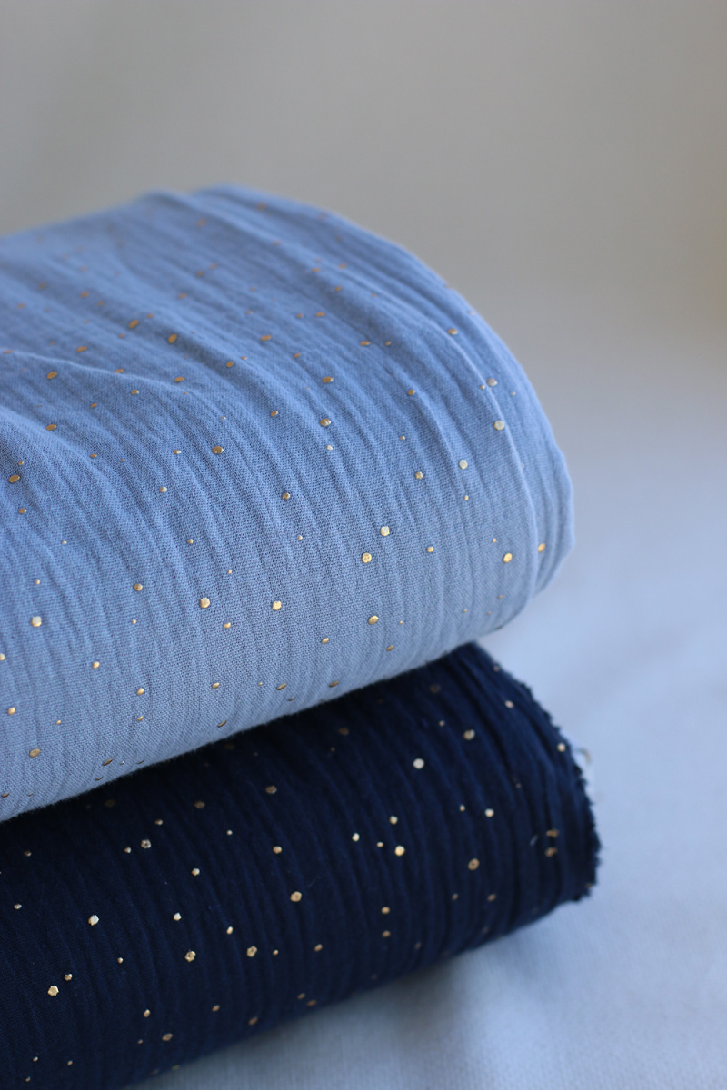 Double gaze de coton pois dorés fond bleu nuage