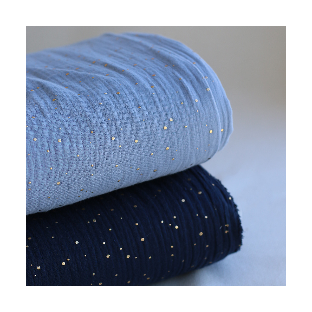 Double gaze de coton pois dorés fond bleu nuage