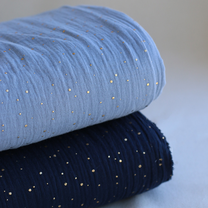 Double gaze de coton pois dorés fond bleu nuage