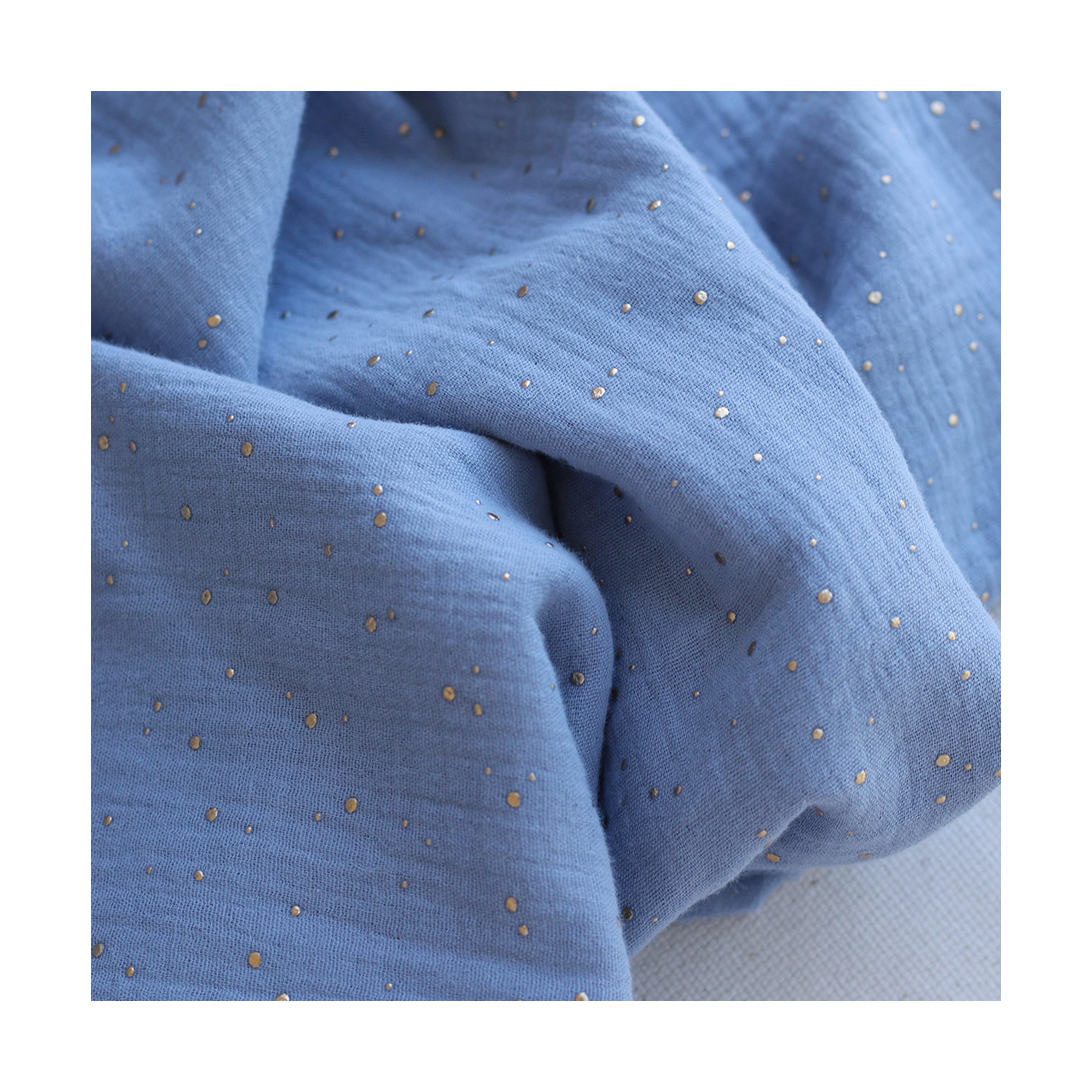 Double gaze de coton pois dorés fond bleu nuage