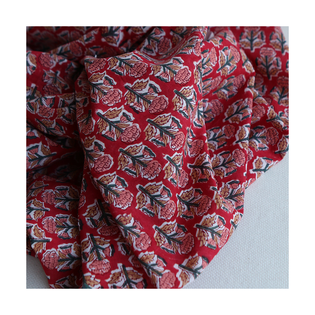 Tissu indien Chandra B rouge hand block petites fleurs rose vert