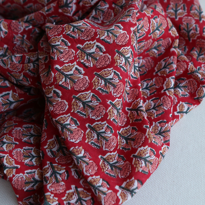 Tissu indien Chandra B rouge hand block petites fleurs rose vert