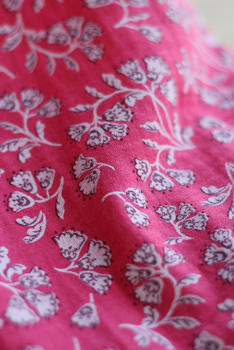 Priya - Double gaze de coton coloris fond magenta fleuri façon hand block Tissus issus de l'agriculture biologique  - 3