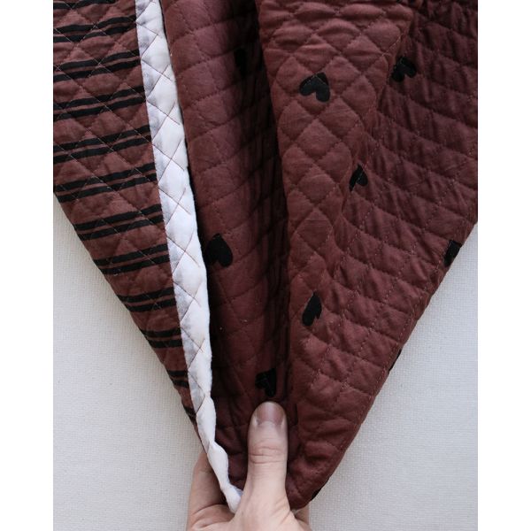 Tissu indien Dilara matelassé double face coton hand block, cœurs noirs sur fond cacao 2