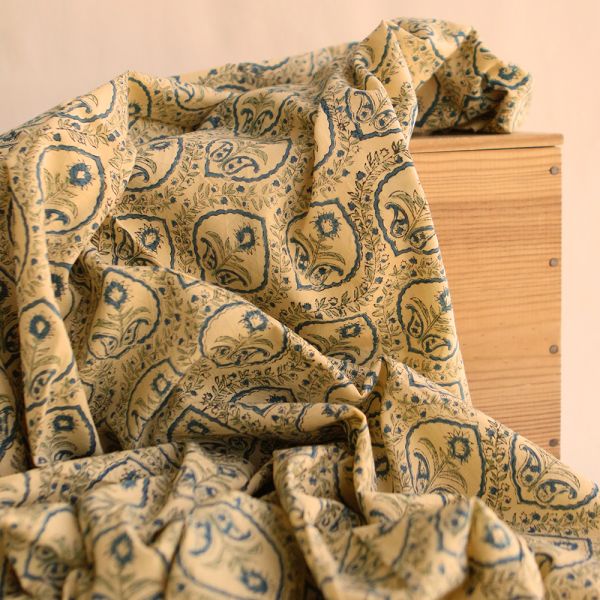 Tissu indien Kalyani B en coton hand block, bleu sur fond beige suranné