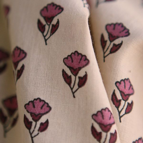 Tissu indien Malini B en coton hand block, motif coordonné beige thé et rose 2