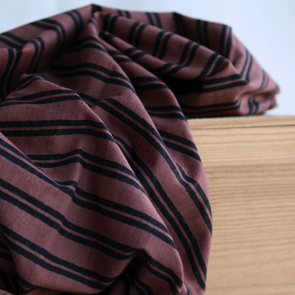 Dilara - Tissu indien en coton imprimé main, hand block doubles rayures noires sur fond cacao