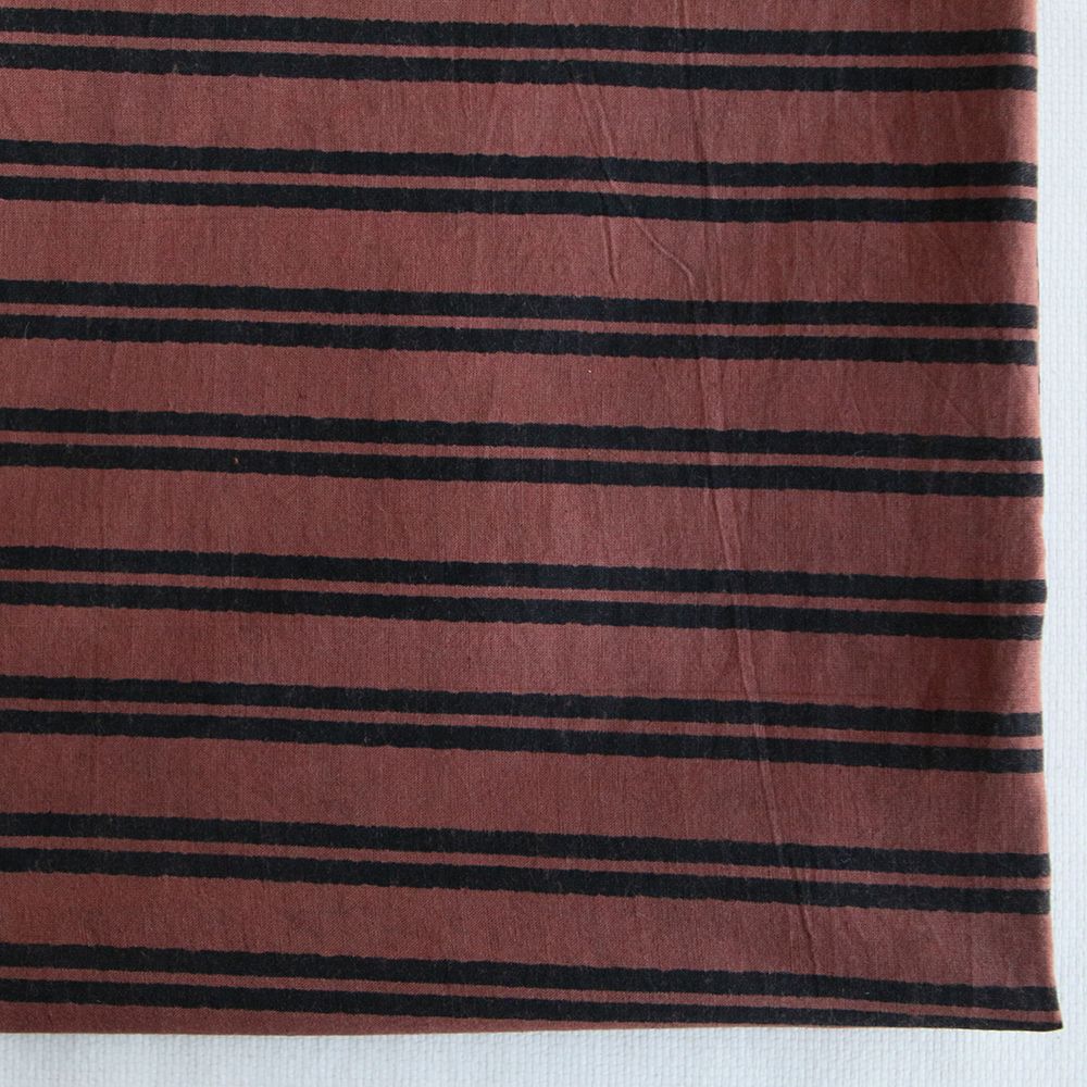 Dilara - Tissu indien en coton imprimé main, hand block doubles rayures noires sur fond cacao