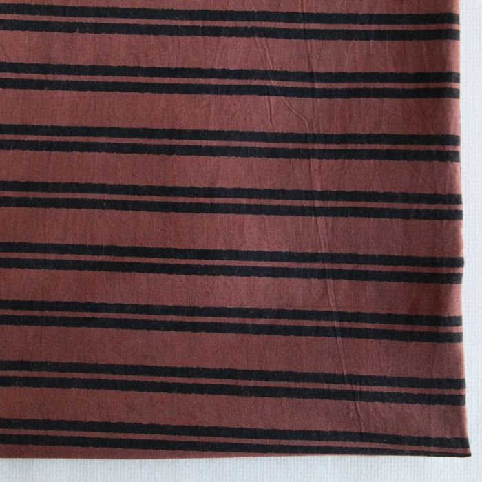 Dilara - Tissu indien en coton imprimé main, hand block doubles rayures noires sur fond cacao