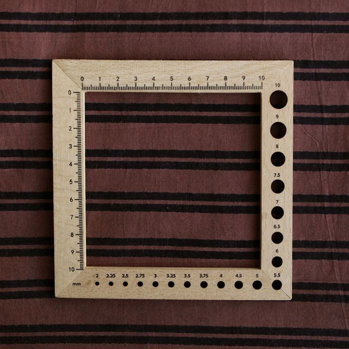 Dilara - Tissu indien en coton imprimé main, hand block doubles rayures noires sur fond cacao