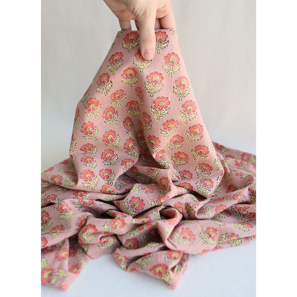 Amita B - Tissu indien en coton lavé imprimé main, hand block rose, corail et jaune pâle