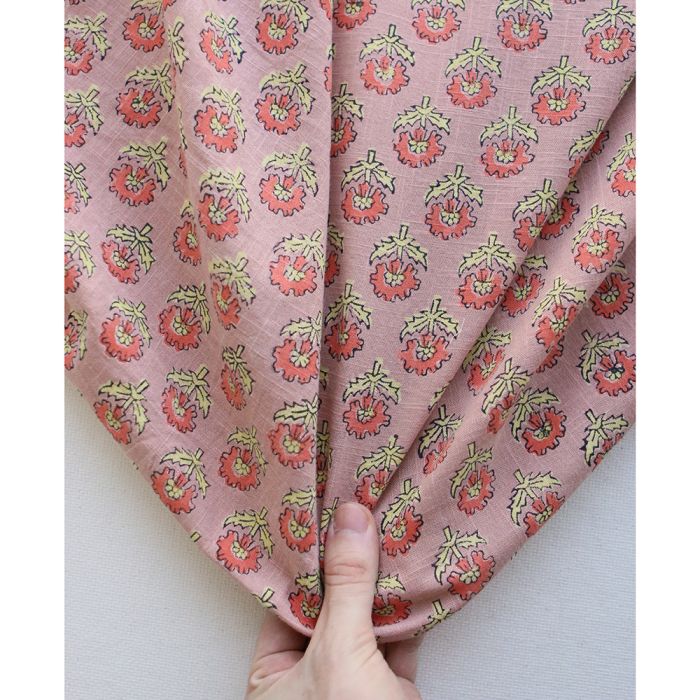Amita B - Tissu indien en coton lavé imprimé main, hand block rose, corail et jaune pâle