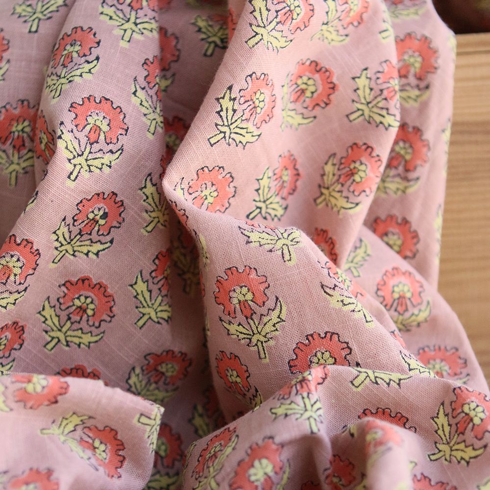 Amita B - Tissu indien en coton lavé imprimé main, hand block rose, corail et jaune pâle