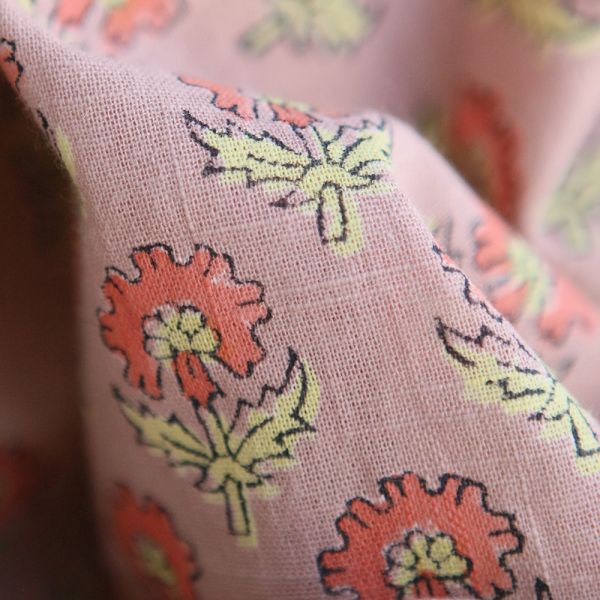 Tissu indien Amita B en coton lavé hand block, motif coordonné rose corail et jaune pâle 2