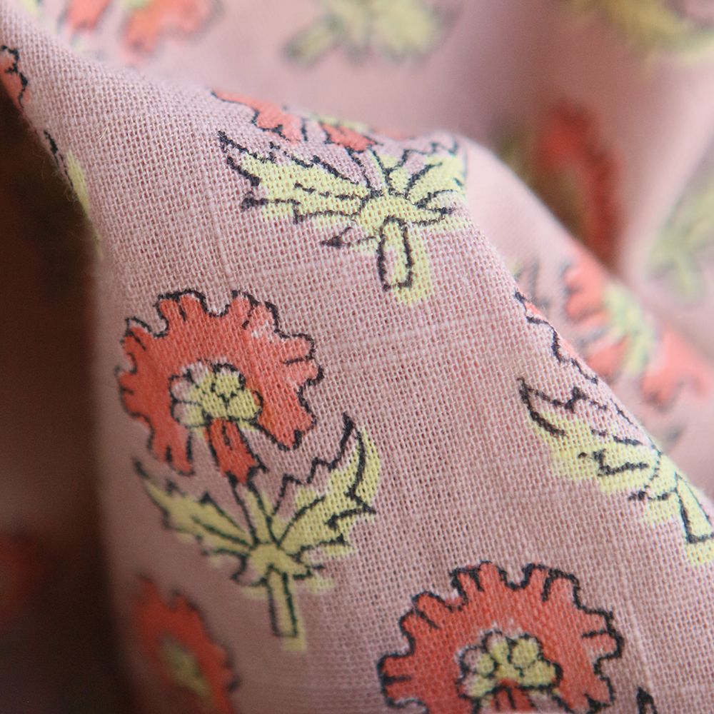 Amita B - Tissu indien en coton lavé imprimé main, hand block rose, corail et jaune pâle