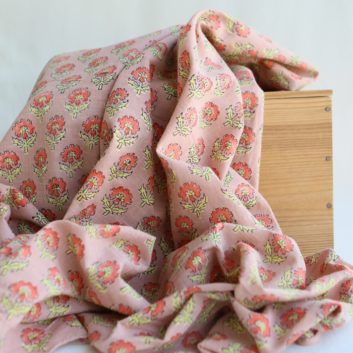Amita B - Tissu indien en coton lavé imprimé main, hand block rose, corail et jaune pâle