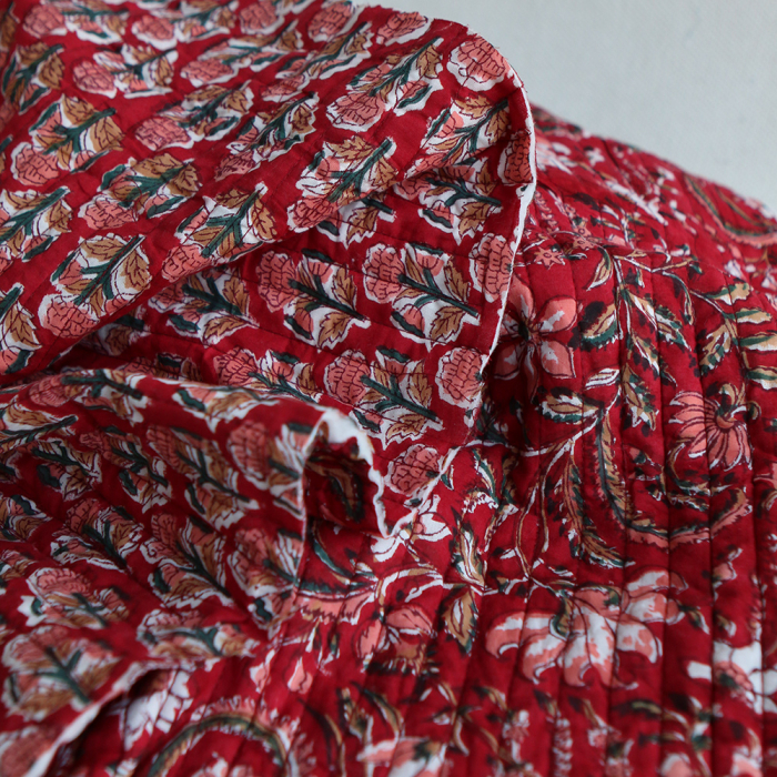 Tissu indien matelassé double face Chandra rouge floral hand block
