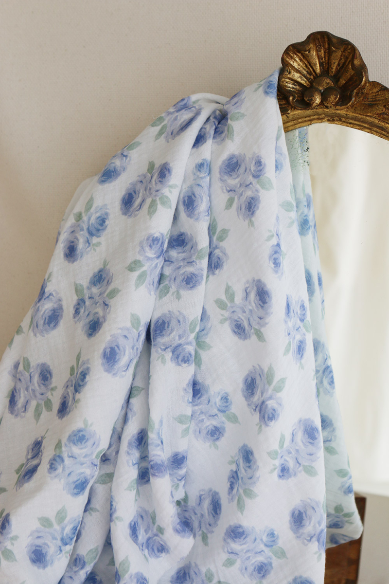 Assia - Double gaze de coton motif exclusif fond blanc cassé aquarelle bleu