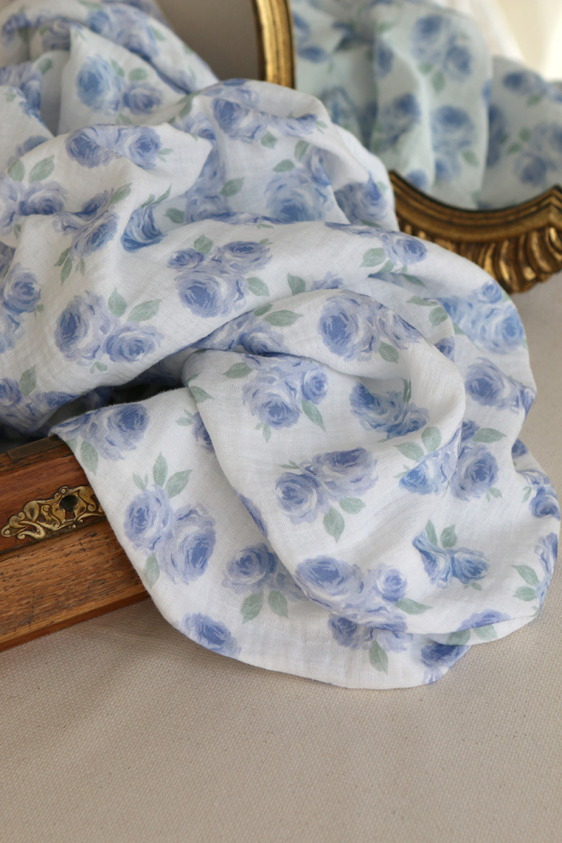 Assia - Double gaze de coton motif exclusif fond blanc cassé aquarelle bleu