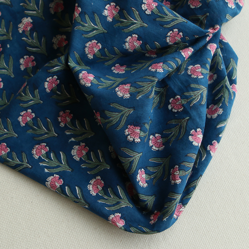 Tissu indien Neha B bleu hand block petites fleurs rose vert et écru