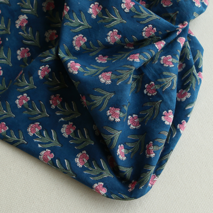 Tissu indien Neha B bleu hand block petites fleurs rose vert et écru