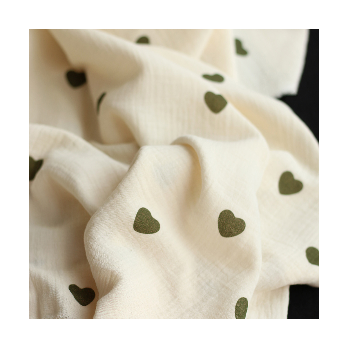 Manou - Double gaze de coton BIO exclusif écru à motif coeurs vert olive