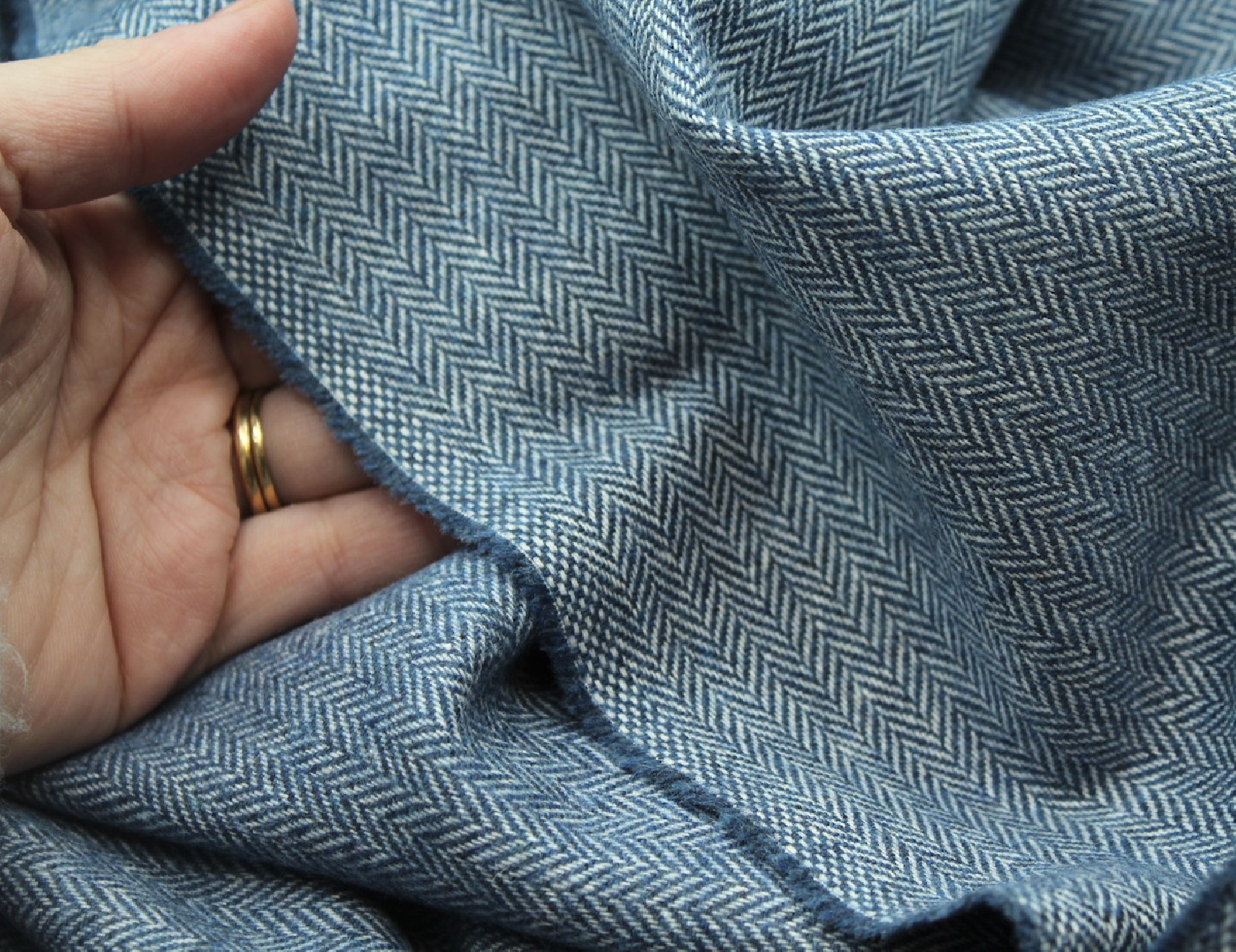 Tissu chevron texturé coton / laine coloris bleu jean