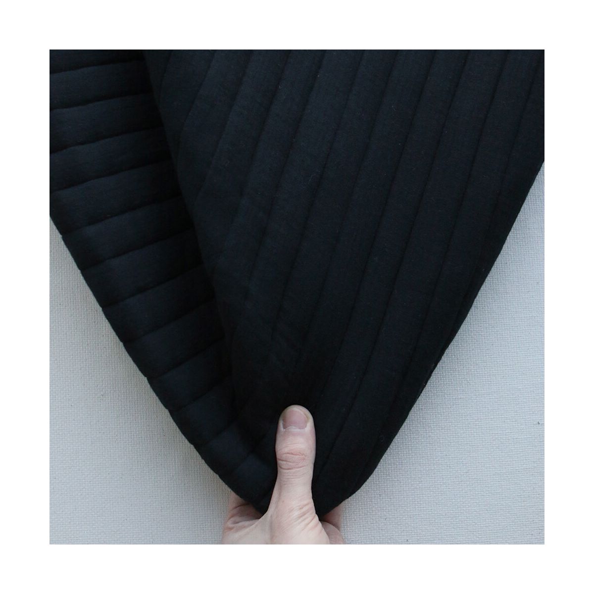 Tissu matelassé double gaze coton uni noir rayures