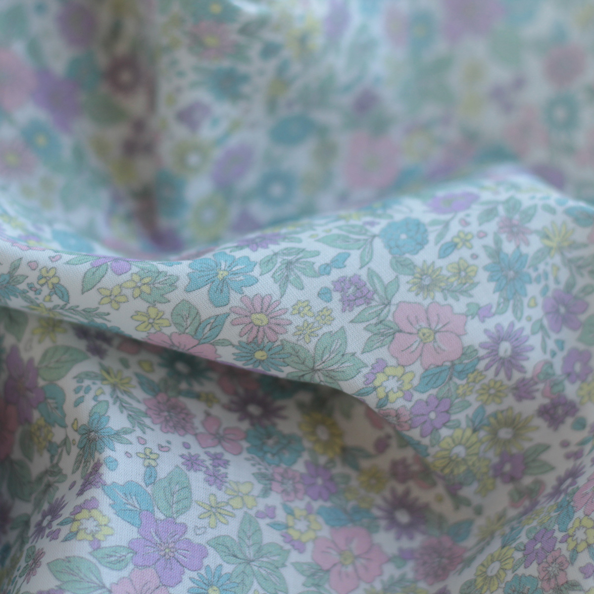 Batiste de coton douce à imprimé fleuri bleu poudré