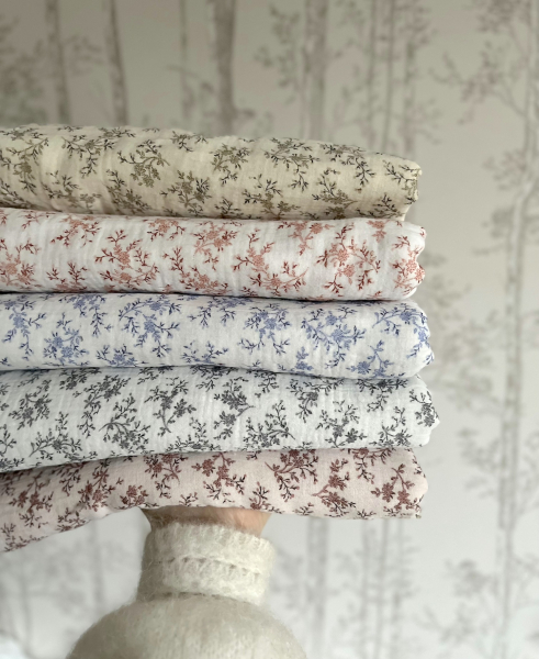Meriem - Double gaze de coton BIO exclusif blanc à motifs fleuris gris Tissus issus de l'agriculture biologique  - 1 2