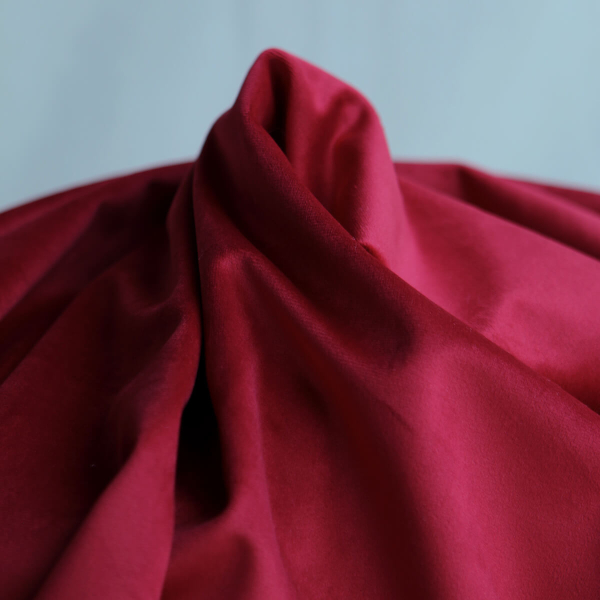 Velours ras coloris rubis 2