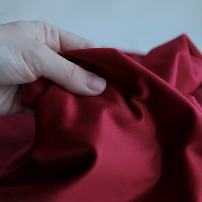 Velours ras coloris rubis