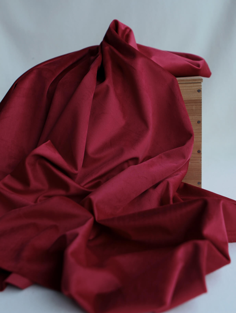 Velours ras coloris rubis