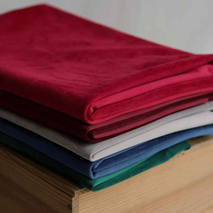Velours ras coloris rubis