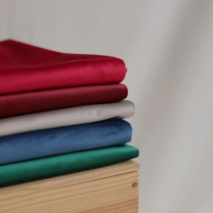 Velours ras coloris rubis