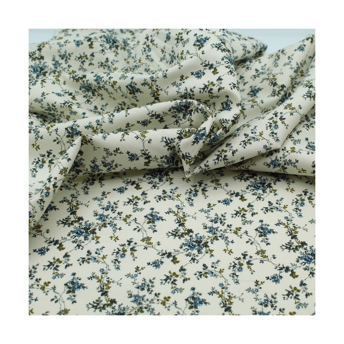 Popeline de coton fine et douce organique fond ivoire imprimé fleuri bleu vert Popeline de coton fine et douce organique fond ivoire imprimé fleuri bleu vert