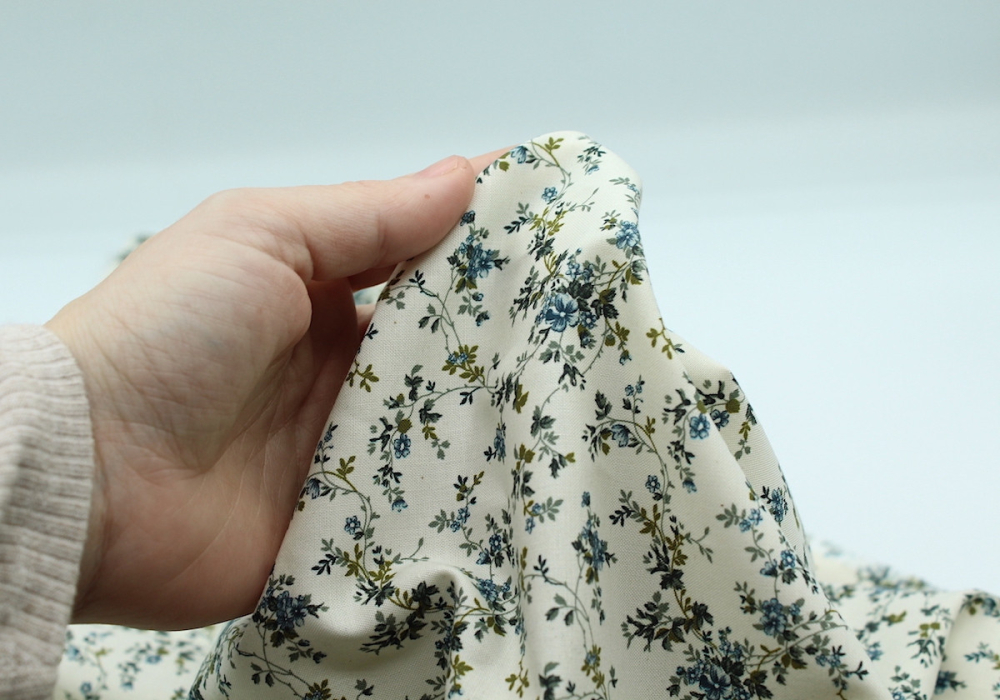 Popeline de coton fine et douce organique fond ivoire imprimé fleuri bleu vert