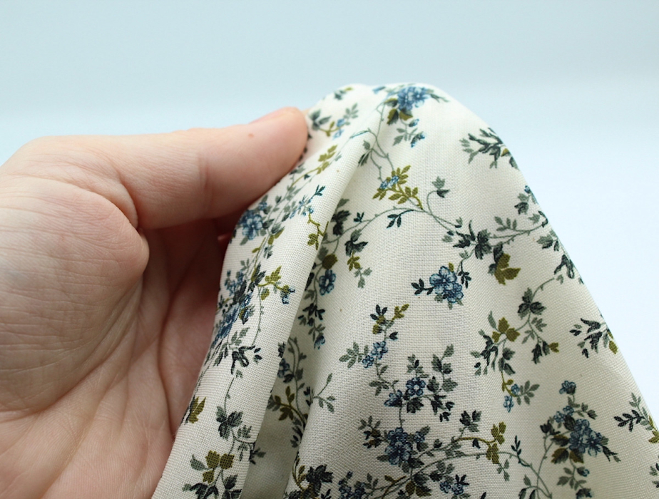 Popeline de coton fine et douce organique fond ivoire imprimé fleuri bleu vert